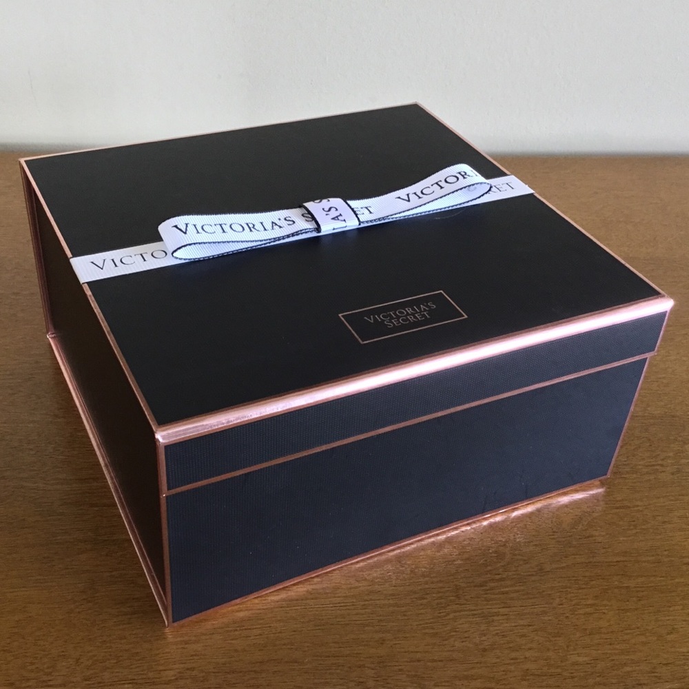 🎁 Victoria’s Secret EMPTY 8”x 8” x 4” Gift Box🎄